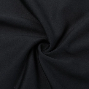 Détail du tissu en maille noire avec des plis en spirale doux et texture extensible