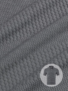 Dettaglio polo grigia da uomo con tessuto a maglia micro-strutturato e traspirante