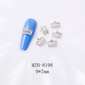 Vue macro de breloques couronne en argent avec strass sur un ongle bleu allongé