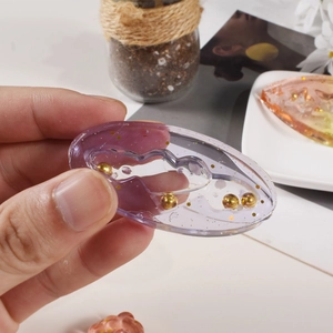 Colgante de resina violeta transparente con cuentas doradas y purpurina para bisutería