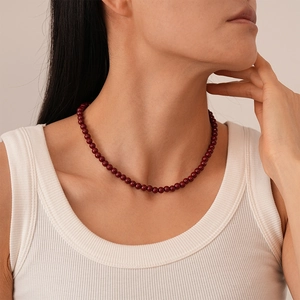 Dettaglio della collana di perline di cristallo rosso scuro con perle da 4mm sul collo