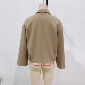 Vue arrière d'une veste courte en tweed camel avec plis et fermeture éclair