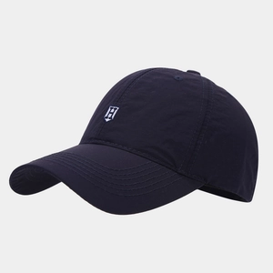 Détail d'une casquette de baseball bleu foncé à séchage rapide avec logo écusson brodé