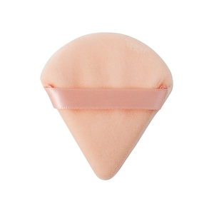 Primer plano de una borla de algodón rosa triangular con una cinta de raso a juego
