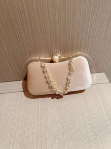 Bolso de noche elegante en terciopelo albaricoque con broche de perla y cadena de diamantes