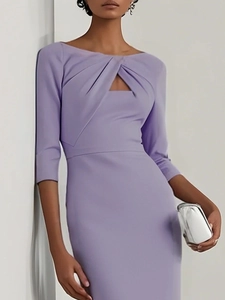 Detalle de vestido ajustado morado elegante con escote calado y mangas de 3/4