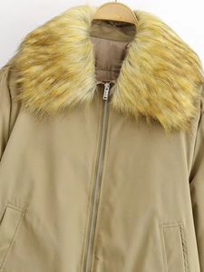 Détail du col en fausse fourrure amovible et fermeture éclair sur veste kaki