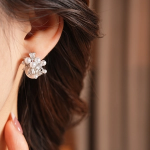 Detailaufnahme von Vintage Silber-Ohrringen mit Perlen und Zirkonia im Feuerwerk-Design