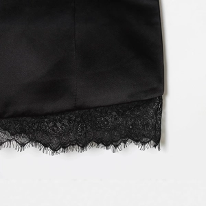 Robe caraco en satin avec bordure en dentelle cil noire et silhouette minimaliste