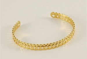 Détail de la manchette en acier inoxydable plaqué or 18 carats avec texture chaîne tressée