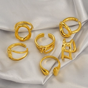 Detailansicht eines sechsteiligen Sets aus 18K vergoldeten, unregelmäßigen Metallringen