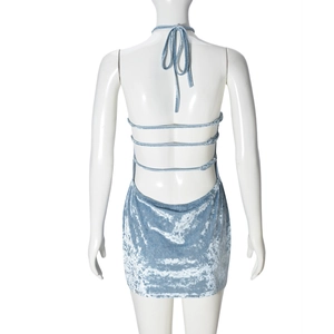 Detail van blauwe fluwelen mini-jurk met open rug en drievoudige strikbandjes achter