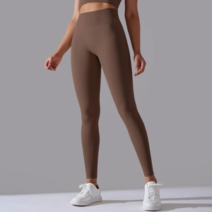 Detailopname van naadloze yoga-legging met hoge taille in diepbruine compressiestof