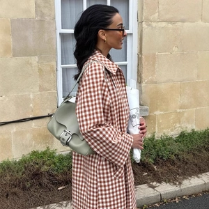 Vintage Damen-Trenchcoat mit rotem Karomuster und hellgrüner Leder-Umhängetasche für Damen
