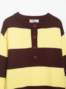 Detailaufnahme einer braun gestreiften Strickjacke mit Rundhalsausschnitt und Knöpfen