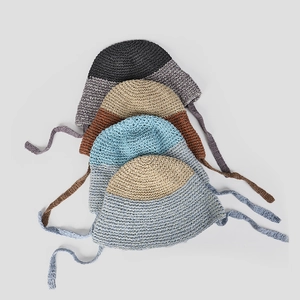 Set de cuatro sombreros de sol de punto para bebé con lazos y diseño de colores en contraste