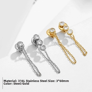 Detailansicht der 316L Edelstahlohrringe mit Zirkonia und langer Kette in Silber und Gold