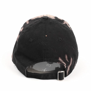 Vue arrière d'une casquette tie-dye avec boucle métallique réglable et style street chic