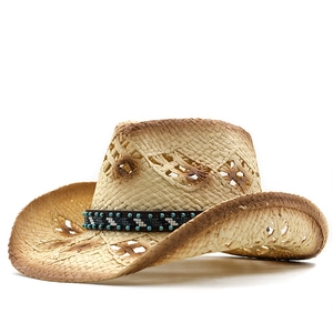 Détail d'un chapeau de paille cowboy avec motif étoile ajouré et ruban de perles colorées