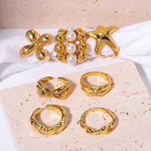 Luxurious gold stainless steel pearl and rhinestone geometric ring set for women