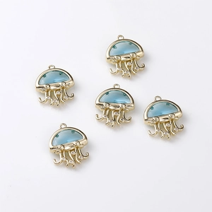 Cinq pendentifs méduse plaqués or 14k avec cristaux bleu clair et strass brillants