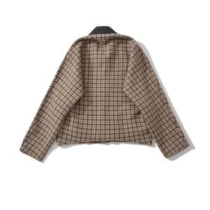 Rückansicht einer braunen Strickjacke mit Hahnentrittmuster und minimalistischem Design
