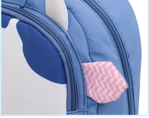 Primer plano de una mochila infantil que muestra cremalleras y detalles de tela suave.
