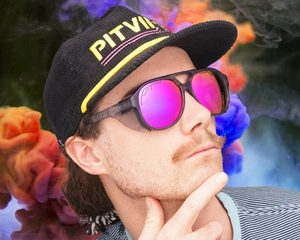 Dettaglio occhiali da ciclismo Pit Viper a specchio viola e cappello in velluto nero