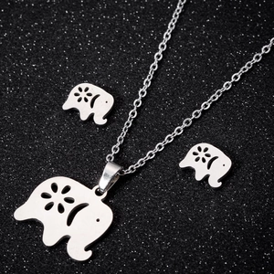 Set di gioielli minimalisti con collana e orecchini a lobo a forma di elefante