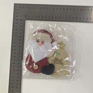 Misura dettagliata delle decorazioni natalizie in feltro con Babbo Natale e albero