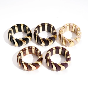 Set di cinque bracciali elastici larghi in acrilico con texture marmo e metallo