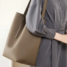 Detail einer großen taupefarbenen Ledershopper-Tasche mit eleganten Schulterriemen