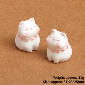 Detail of white resin cat figurines with size 31x23x25mm and 11g weight specification