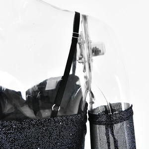 Détail de la robe en maille noire avec texture scintillante et bretelles réglables