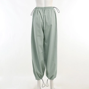 Détail du pantalon cargo vert clair montrant la taille élastique avec cordon et vue arrière
