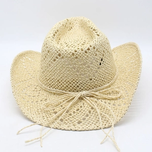 Detail eines beige gewebten Cowboy-Strohhuts mit luftiger Struktur und Schleife