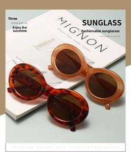 Details von Vintage-Polarisationssonnenbrillen mit Schildpatt- und Bernsteinrahmen auf Magazin