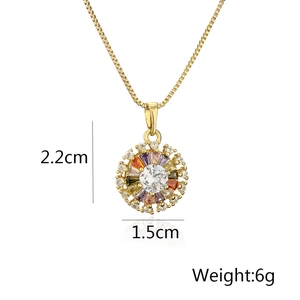 Detailansicht der goldenen Sonnenblumen-Halskette mit Zirkon-Steinen und Maßen