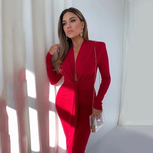 Robe longue rouge élégante à manches longues, décolleté en V profond et taille nouée brillante