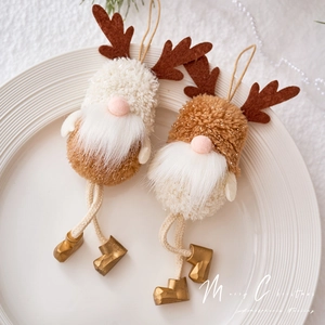 Lot de deux ornements de Noël rennes en peluche avec pompons et bottes dorées