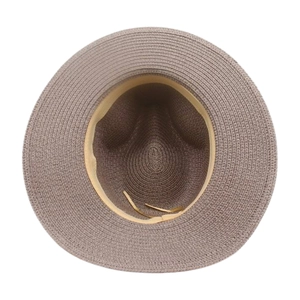Détail du bandeau intérieur réglable et du tissage de paille d'un chapeau de soleil brun
