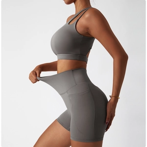 Détail du short de sport extensible montrant la poche latérale et le tissu yoga