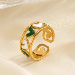 Bague ouverte cœur dorée avec émail vert et blanc sur fond de satin beige luxueux