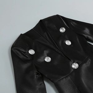 Detailansicht eines schwarzen Satin-Blazers mit glitzernden runden Kristallknöpfen