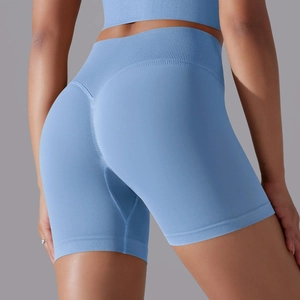 Détail du short de yoga sans couture bleu clair à taille haute avec structure de levage