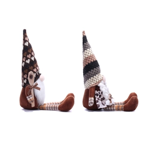 Détail de gnomes café avec chapeaux tricotés et tabliers de grains de café de Noël