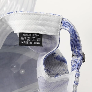 Détail de l'étiquette 100% coton et texture denim tie-dye sur l'intérieur du chapeau
