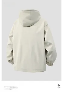 Vue arrière d'une veste à capuche beige avec cordon de serrage et tissu coupe-vent