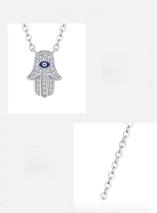 Gros plan du pendentif Main de Fatma en argent 925 avec oeil bleu et zircons 5A