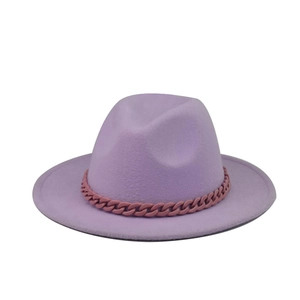 Détail d'un chapeau en laine lavande avec une chaîne décorative rose-brun élégante